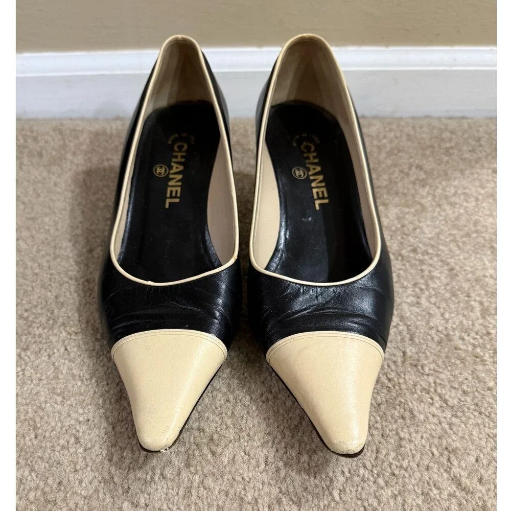 CHANEL Pumps 37.5 Black Beige Leather Cap Toe Pointed Kitten Heel Made Italy